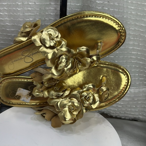 (T5) Jessica Simpson Women's Ginima Floral Slip-On Flat Sandals, Gold, 8.5 M - Picture 6 of 11